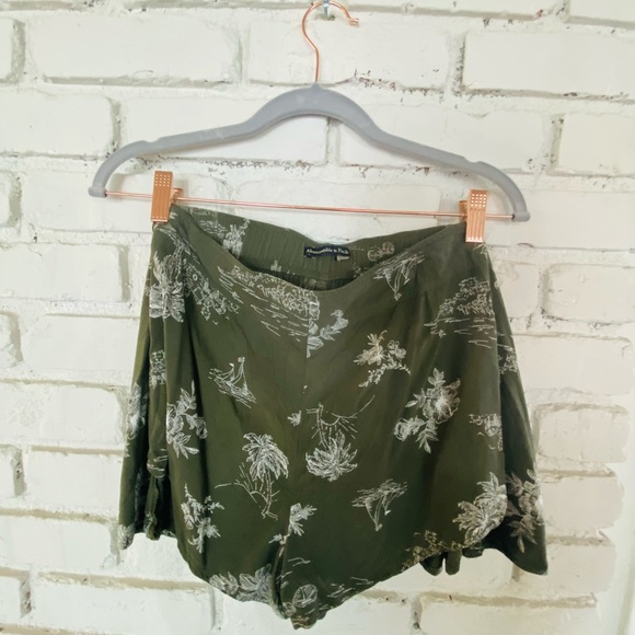 Abercrombie Hight Waist Front tie green floral short - Picture 2 of 5